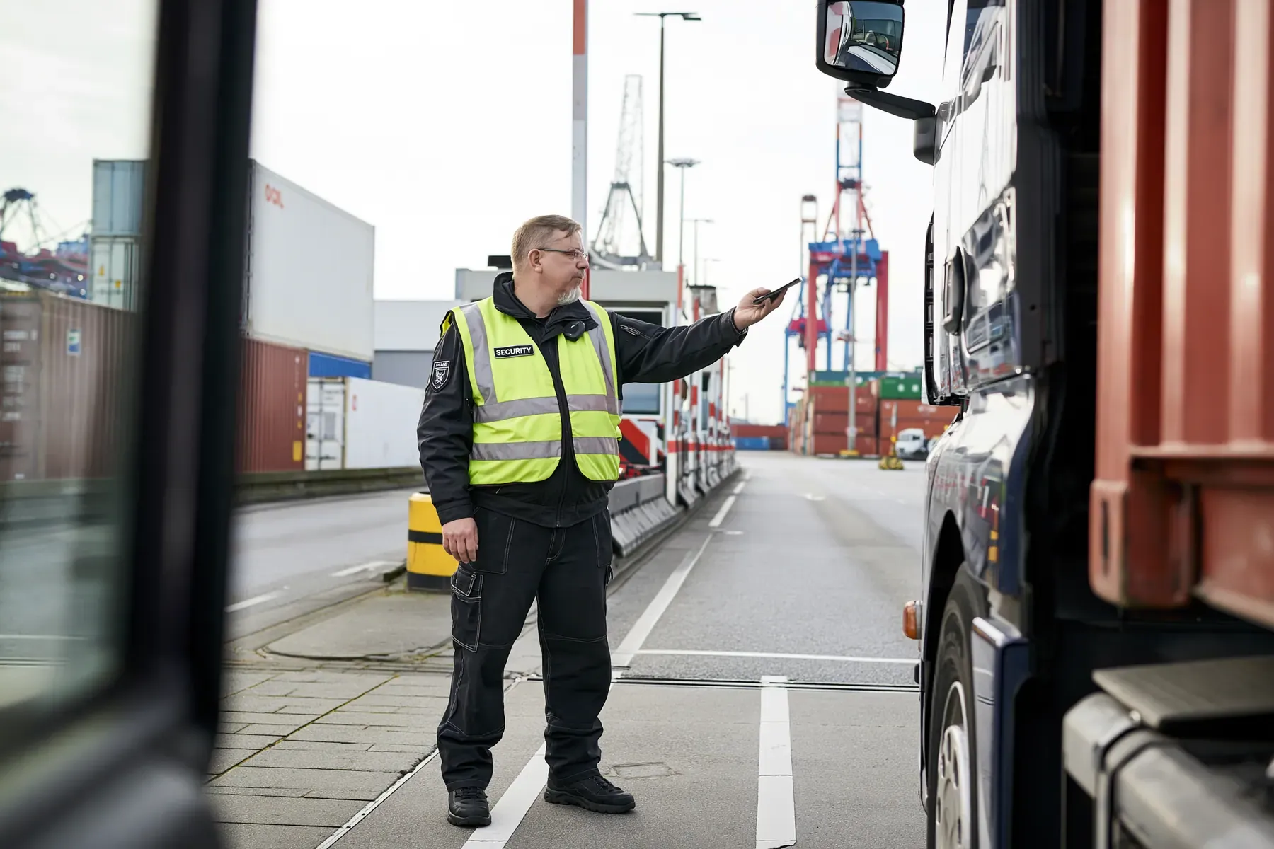 Kontrolle eines Lastwagens an einer Zufahrt