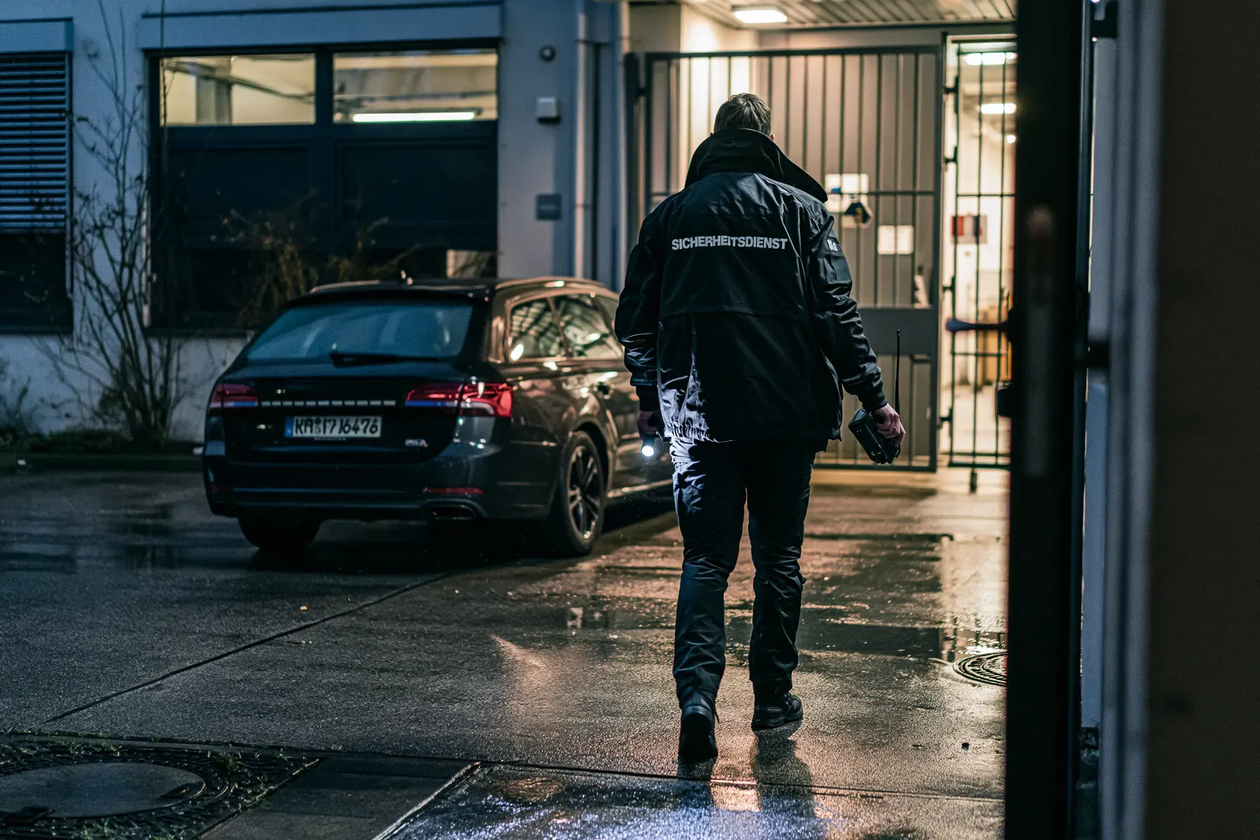 Nächtlicher Rundgang an einer Zufahrt